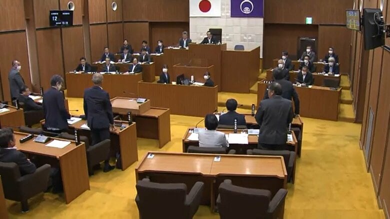 賛成で起立した議員は5人だった