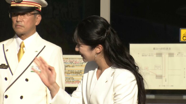 長岡駅に集まった人たちに手を振られる　9月8日