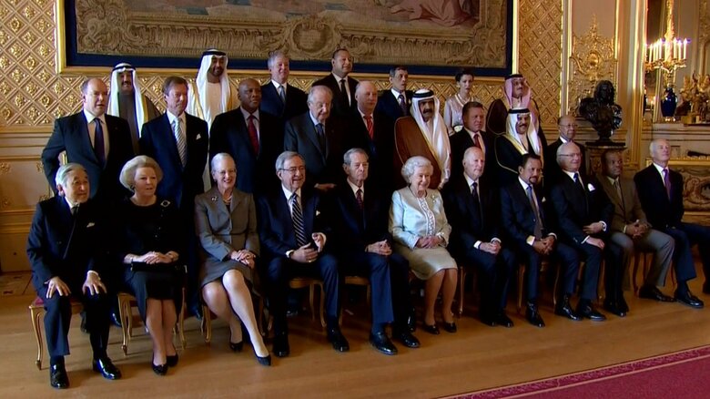 上皇さまはヨーロッパの国王などと共に最前列で記念撮影に臨まれた（2012年）
