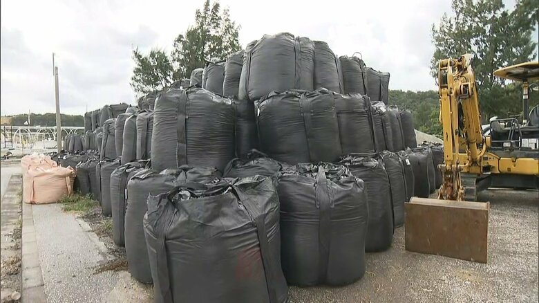 軽石が入った袋が積み上げられている