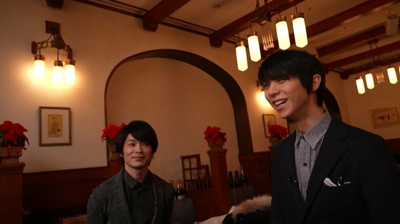 笑顔を見せる羽生とそれを見つめる内村