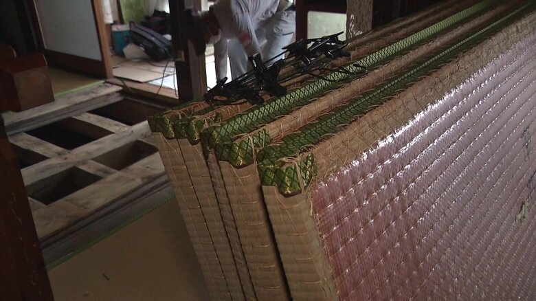 約30畳分の床板を剥いで土砂をかき出す