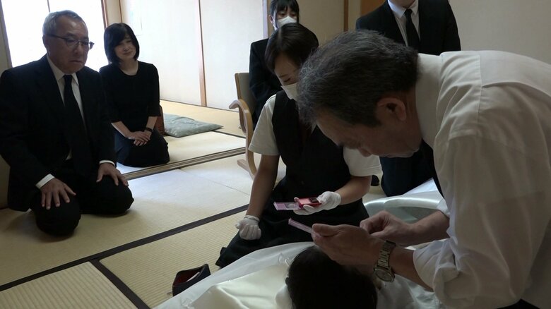 睦さんに最後の化粧をする嘉人さん
