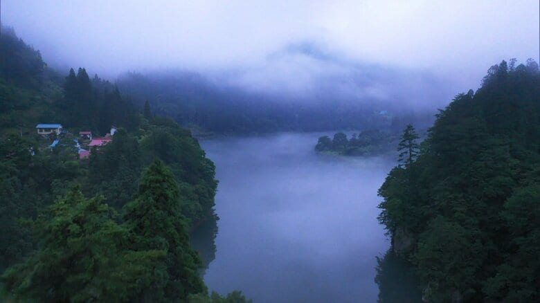 幻想的な川霧に包まれた“霧幻峡”