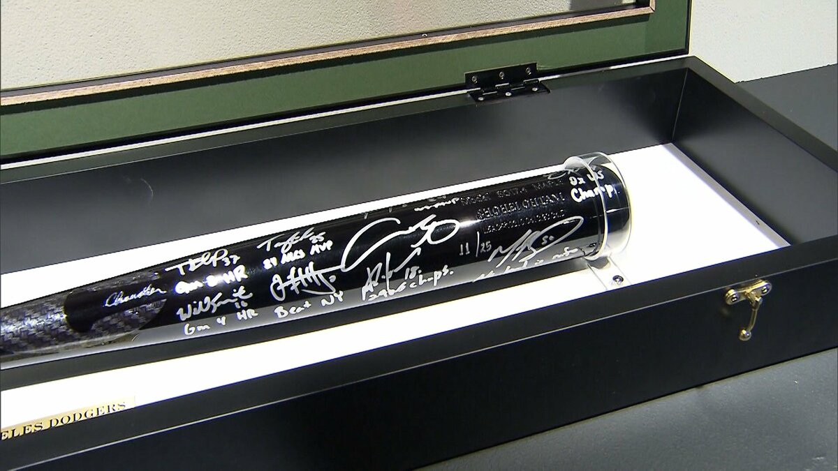 ドジャース・大谷翔平選手ら主力選手9人の直筆サイン入りバット