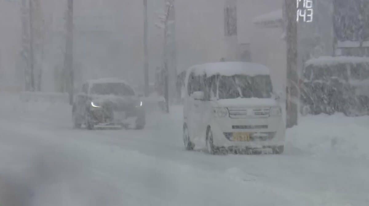 災害級の大雪】立ち往生5km超、スリップ事故多発 “道なき道”を行く新聞