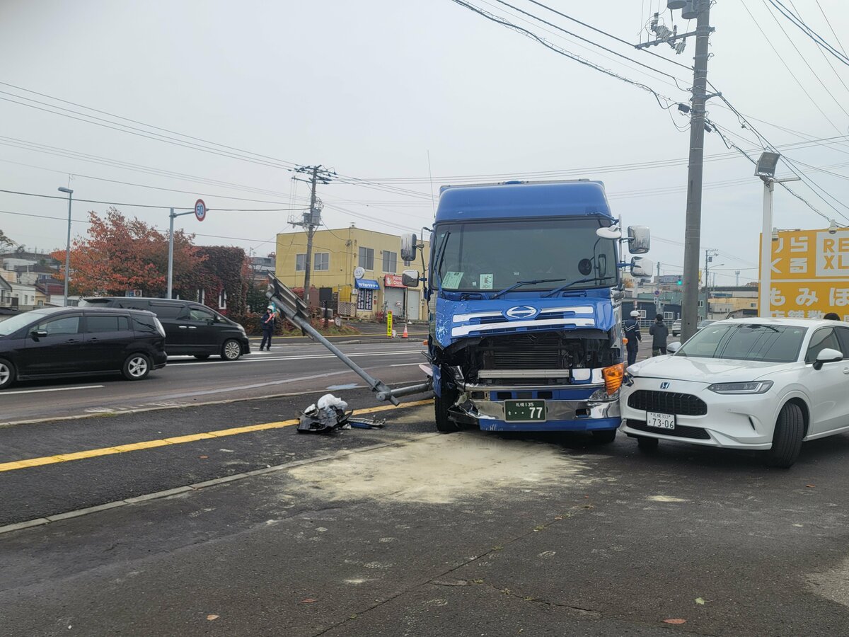 交通事故…続報】大型トレーラーと乗用車が“正面衝突” 自動車販売会社の展示車両も巻き込まれる  乗用車の20～30代ぐらいの男性が一時車内に閉じ込められるも救出 北海道札幌市清田区の国道36号線｜FNNプライムオンライン