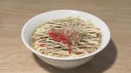 常連「スープに染みるまで我慢」ネーミングそのままの“お好み焼きラーメン” ソースとマヨが塩スープと相性抜群