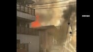 火災で激しい黒煙吹き出す　ラーメン店など入る2階建て全焼　埼玉・朝霞市