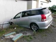 駐車しようとしていたら…車が住宅に突っ込む「アクセルとブレーキ踏み間違えた」住宅の”外壁破壊”車は自走不能に→警察は高齢ドライバーに慎重な運転呼びかけ〈北海道室蘭市〉