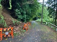 山間部の道路で土砂崩れ　幅4メートルほど斜面崩れる　車の通行は可能　ケガ人なし　静岡市駿河区丸子