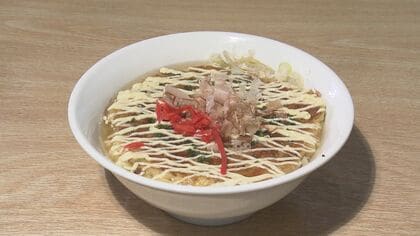 常連「スープに染みるまで我慢」ネーミングそのままの“お好み焼きラーメン” ソースとマヨが塩スープと相性抜群