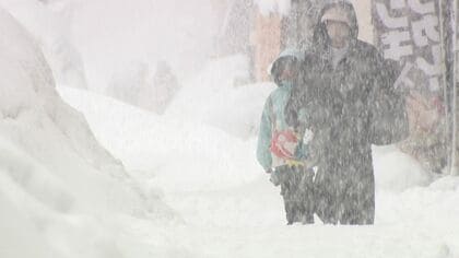 「雪をかいてもかいても降る」札幌ではまたも大雪に…12時間で降った量は「20センチ」17日は一転して3月上旬並みの3℃まで気温上昇！今度は雪解けが加速し落雪・冠水に注意が必要〈北海道〉