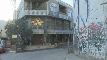 バンクシー手がけた“世界一眺めの悪いホテル”が2年ぶりに営業再開 「