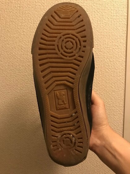スニーカー裏に挟まった“小石”を収集!? 1年間の記録を並べてみる スニーカー裏に挟まった“小石”を収集!? 1年間の記録を並べてみる