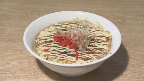 常連「スープに染みるまで我慢」ネーミングそのままの“お好み焼きラーメン” ソースとマヨが塩スープと相性抜群