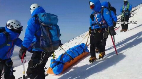 中国籍男性が滑落し救急搬送…閉山中の富士山で外国人の遭難事故相次ぐ　「救助の有料化」が議論に