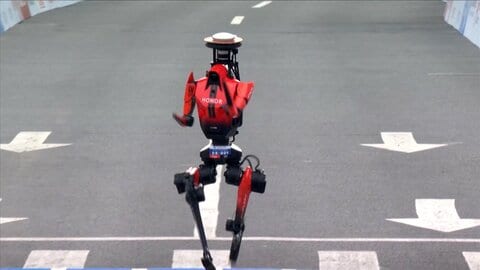 “人型ロボット”がハーフマラソン　人間の記録上回る　家庭で“家事ロボット”実用化も…国をあげて開発　中国