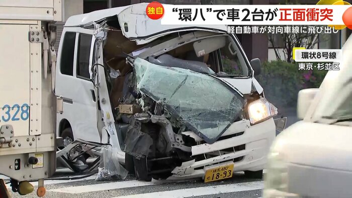 ラックに正面激突し大破した軽自動車
