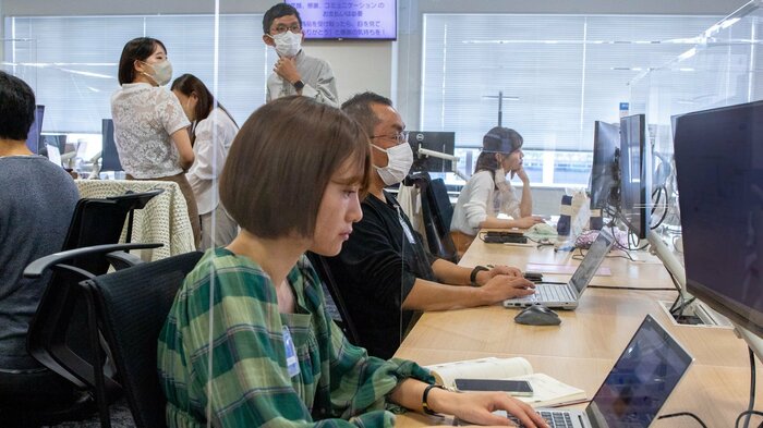 着ける人、外す人が共存している(提供:GMOインターネットグループ)