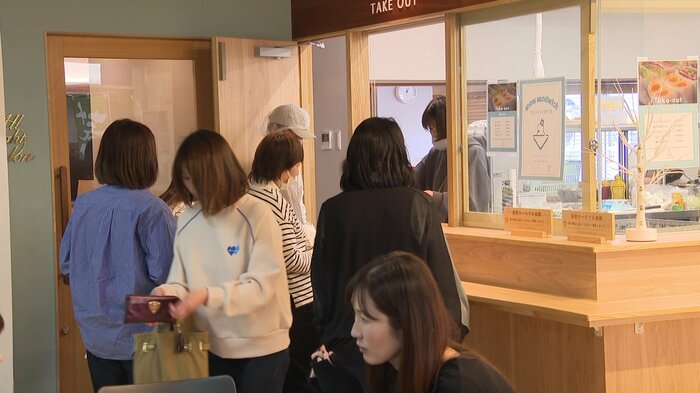 開店と同時に大勢の客が