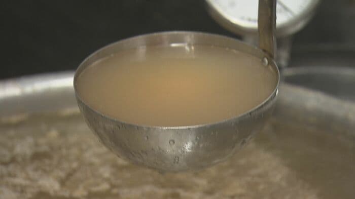 約40キロの牛骨を丸1日かけてじっくり煮込む　「前足」を多く使うことでコクを引き出す