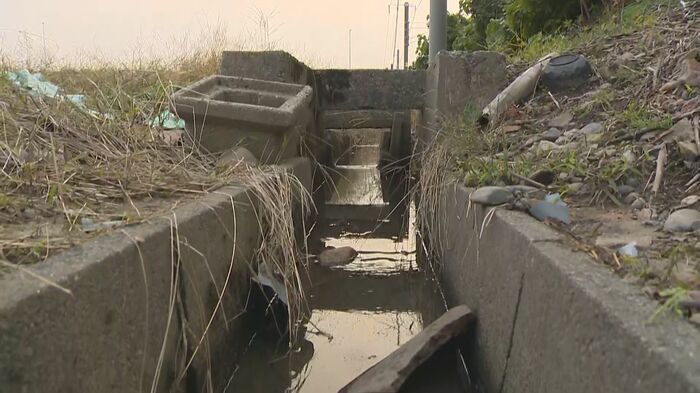 男性を助けた側溝