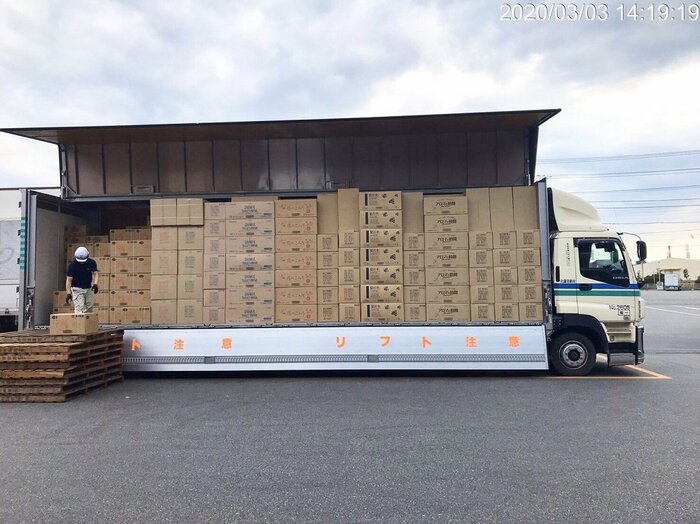 トイレットペーパーをトラックに積み込む様子(画像提供:丸富製紙)