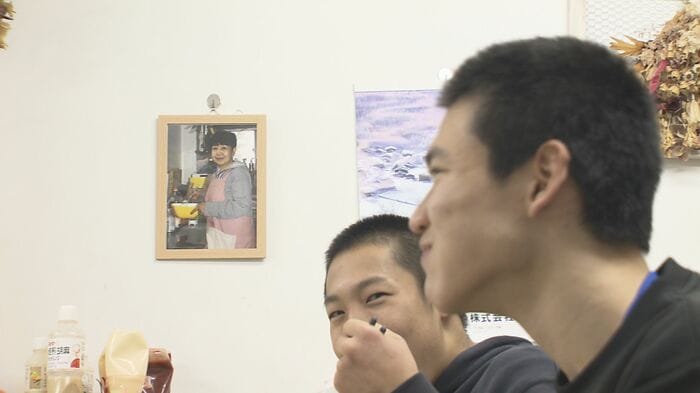 食堂に智子さんの写真が飾られる