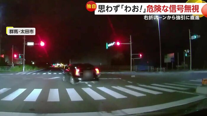 右折レーンから信号無視で交差点に進む車