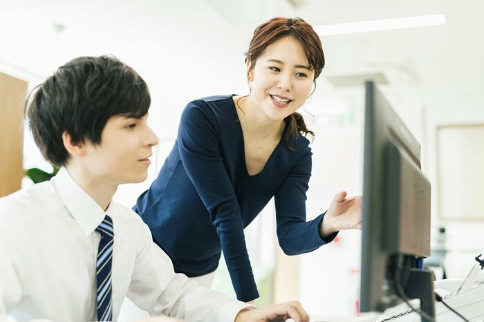 在宅勤務だと新入社員に教えながらというのも難しい(画像はイメージ)