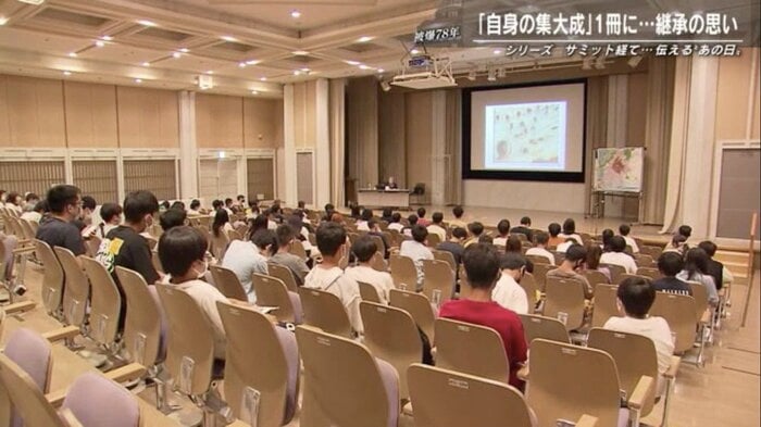 7月24日、原爆資料館で修学旅行生に体験を語る梶本さん