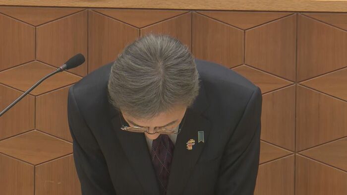 議場で謝罪する杉本知事