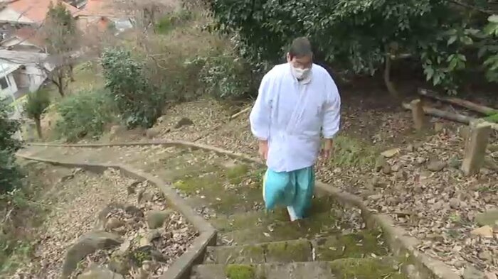 約80段の急な階段を上ると…