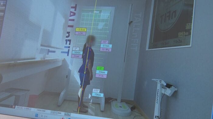 体のポイントにシールを貼って詳細に測定する