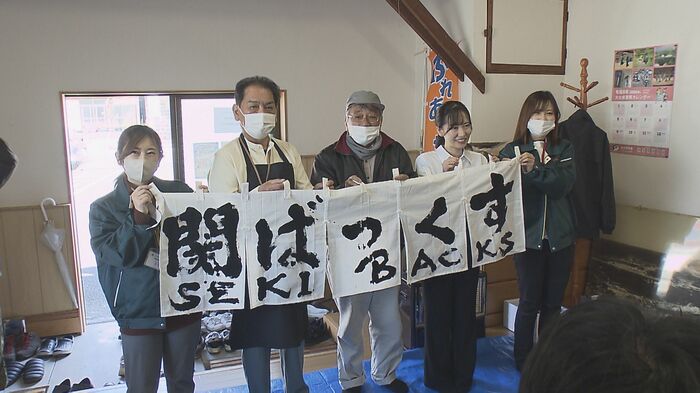 住民にコーヒーをふるまう「関ばっくす」