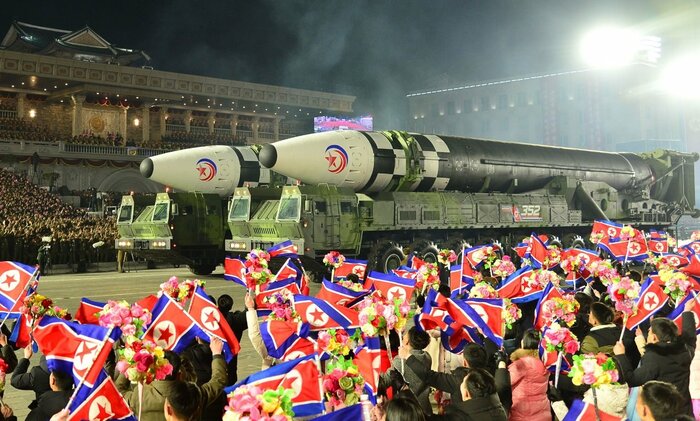 朝鮮人民軍創建75周年を祝う軍事パレードに登場したICBM