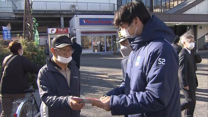 昭島市では、地元ラグビーチームが、チラシを配り、啓発活動に貢献(9日)