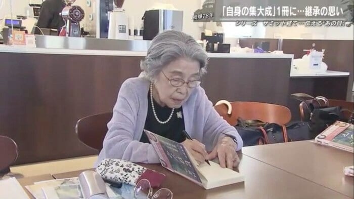 サインを求められ、それに応じる梶本さん