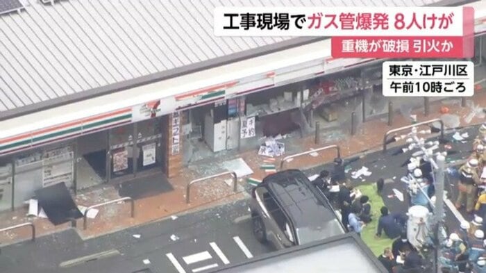 窓ガラスが飛び散るコンビニエンスストア