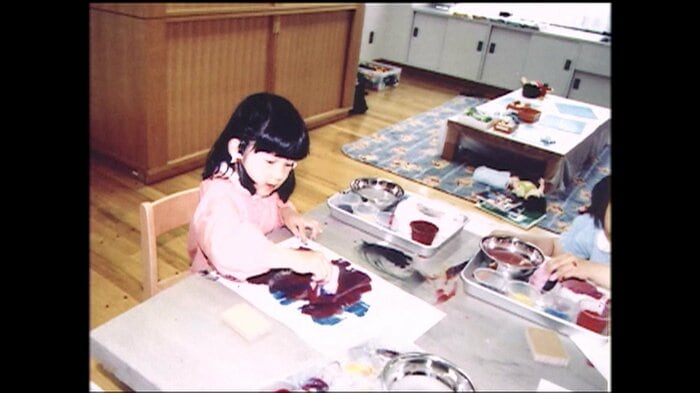 児童施設でのグループ活動に参加された愛子さま　平成17（2005）年4月（提供：宮内庁）