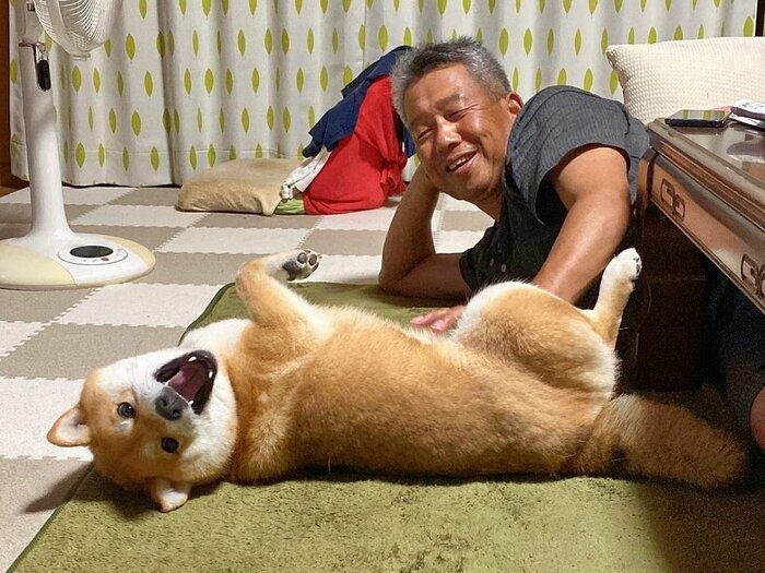 お父さんとむぎちゃん、一緒にごろん