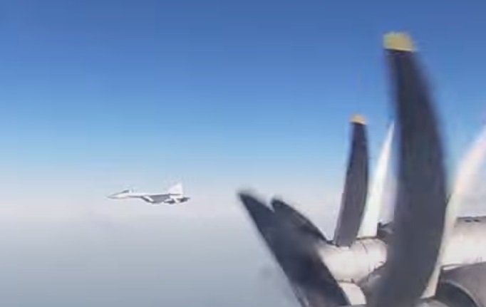 ロシア軍のTu-95MSベアH戦略爆撃機(手前)を護衛するSu-35S戦闘機(ロシア国防省公式映像 Youtubeより・2021年12月15日)