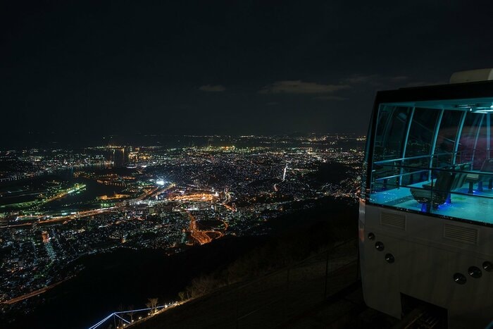 山頂に向かう途中でも夜景を楽しめる