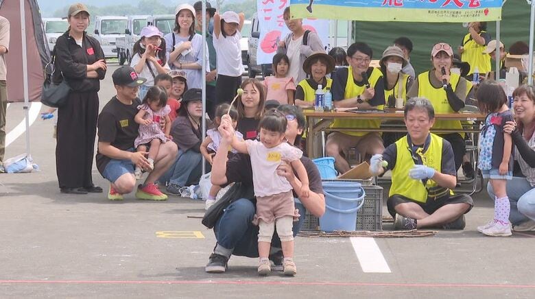 「てっかりんご飛ばし大会」に約100人参加　木の枝の先に廃棄する摘果リンゴを刺して遠くへ飛ばす　2019年の台風災害で被災したリンゴの産地で開催　長野県長野市｜FNNプライムオンライン