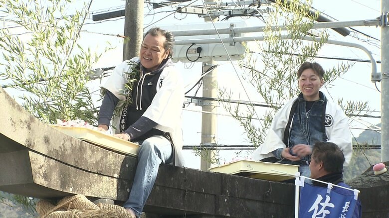400年以上続く「ヤモード祭り」鳥居に登るのを許されるのは山の神の使者「ヤモード」 だけ 長さ8m 重さ300kgの巨大しめ縄を町の人たちと作り上げる｜FNNプライムオンライン