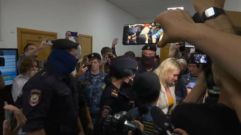 ロシア国営テレビで”反戦”元職員の女性　自宅軟禁に｜FNNプライムオンライン