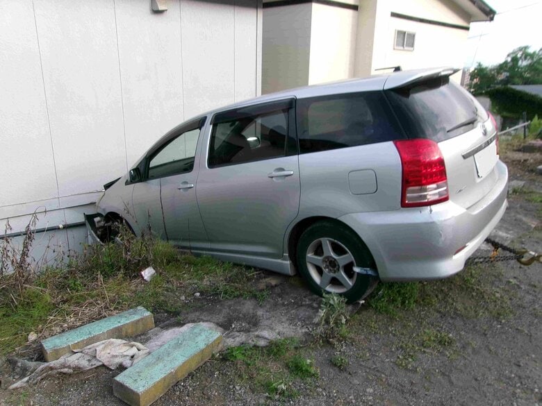 駐車しようとしていたら…車が住宅に突っ込む「アクセルとブレーキ踏み間違えた」住宅の”外壁破壊”車は自走不能に→警察は高齢ドライバーに慎重な運転呼びかけ〈北海道室蘭市〉｜FNNプライムオンライン