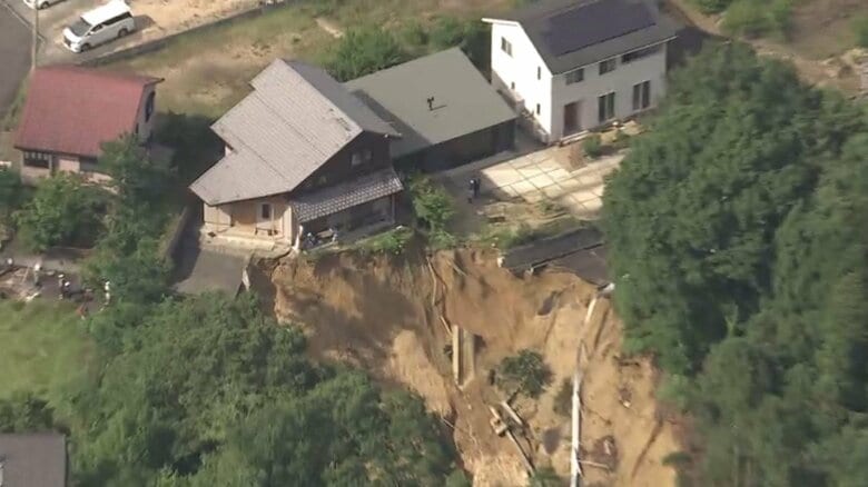 【速報】「道路や住宅の敷地などがおよそ80メートルにわたって崩れ　電柱が倒れ・水道管が壊れる」滋賀・甲賀市　周辺は通行止め｜FNNプライムオンライン