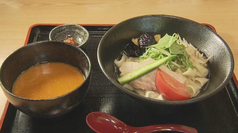 “熱々”の郷土料理をアレンジ　夏限定「冷やしおぶっこ」　平たい麺に夏野菜、みそベースの冷たいつけ汁｜FNNプライムオンライン